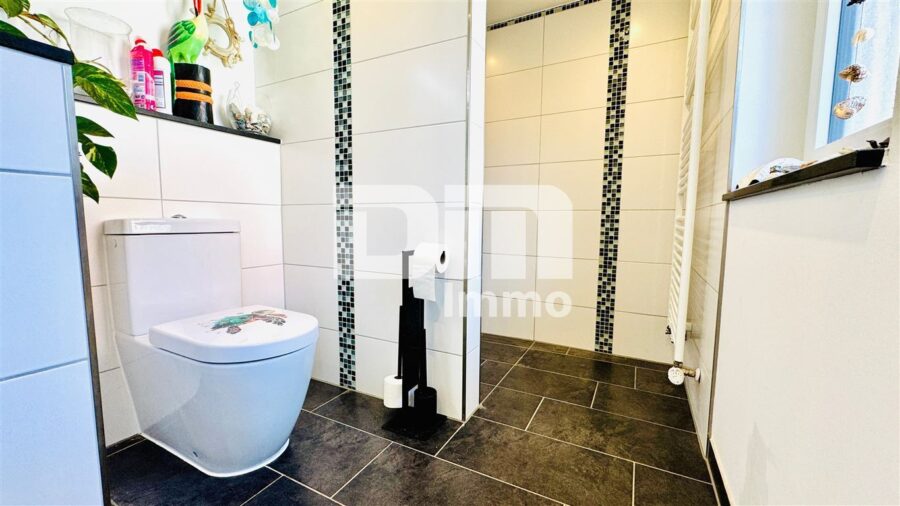 Vollständig kernsaniertes / neu erstelltes EFH in zentraler Lage mit 2 Garagen - OG Badezimmer / Dusche ebenerdig